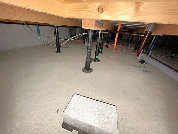 中古住宅の3大リスクである、雨漏り、主要構造部分の欠陥や腐食、給排水管の漏水や故障を2年間保証します。その前提で屋根裏まで確認の上で、シロアリの被害調査と防除工事もおこないます。
