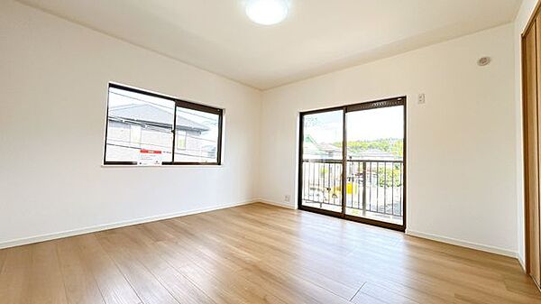 【リフォーム済】2階東側8帖洋室です。