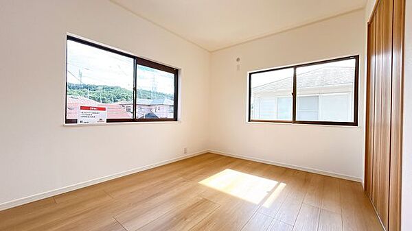 【リフォーム済】2階南西側6帖洋室です。