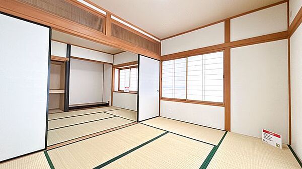 【リフォーム済】1階和室です。畳表替え、クロス張替え、照明交換済みです。