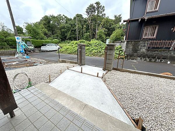 【リフォーム中】玄関前にはアプローチを新設します。
