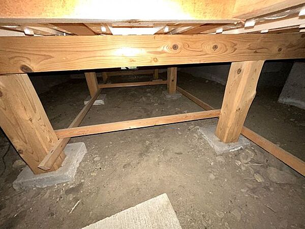 中古住宅の3大リスクである、雨漏り、主要構造部分の欠陥や腐食、給排水管の漏水や故障を2年間保証します。その前提で屋根裏まで確認の上で、シロアリの被害調査と防除工事もおこないます。
