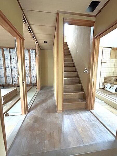【リフォーム中】1階廊下　床フロアタイル張、天井・壁クロス張替え予定。
