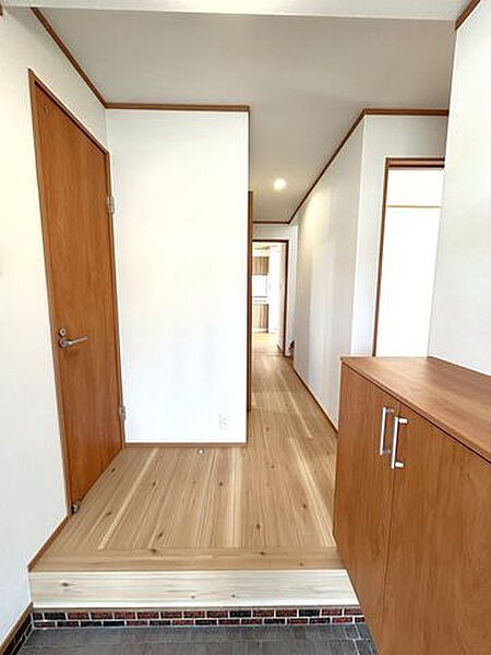 【リフォーム済】1階廊下　床フローリング張、天井壁クロス張替え、照明交換済。床はすべてフラットになっています。