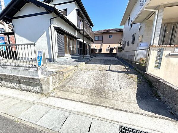 【リフォーム済】駐車場　車は2台縦列で停められます。間口と奥行きに余裕があるので大きめの車でも駐車可能です。