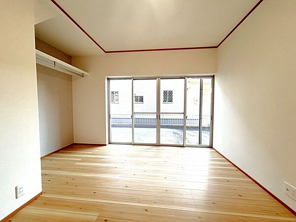 【リフォーム済】1階約5.5帖洋室　床フローリング張、天井壁クロス張替え、照明交換済。オープンクローゼットを新設しました。