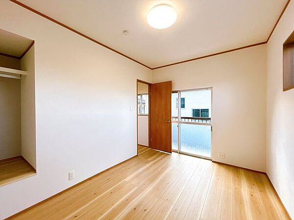【リフォーム済】2階約6帖洋室　床フローリング張、天井壁クロス張替え、照明交換済。