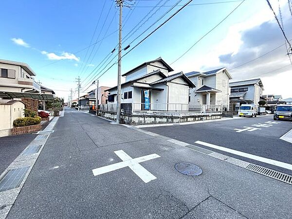 セブンイレブン　鈴鹿寺家町店 前面道路　2方道路でどちらも幅員約5.5mあるので落ち着いて駐車できます。 120m
