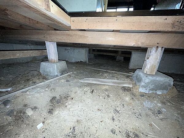 中古住宅の3大リスクである、雨漏り、主要構造部分の欠陥や腐食、給排水管の漏水や故障を2年間保証します。その前提で床下まで確認の上でリフォームし、シロアリの被害調査と防除工事も行いました。