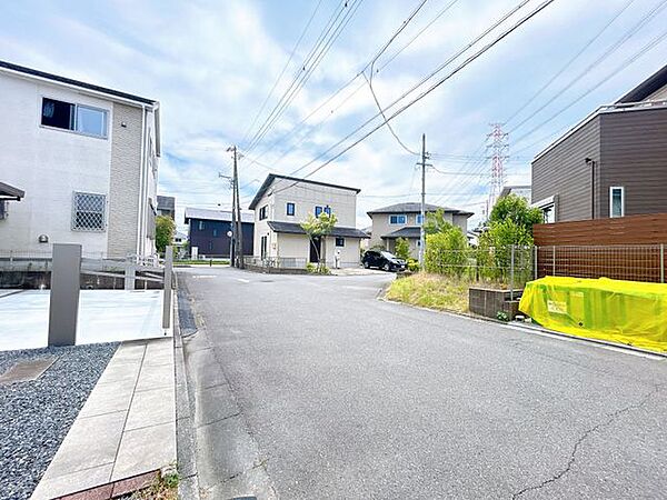 前面道路です。幅員は約5.8mと広く駐車は落ち着いて行えます。またゴミステーションが近いため、遠くまで歩く必要もありません。
