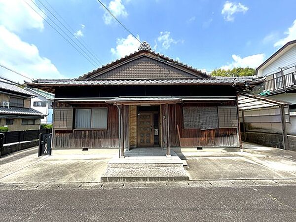 外観（別角度）です。日本家屋の立派な建物です。