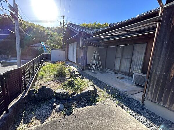 リビングの前には庭があります。南向きのため日当たりは良好です。