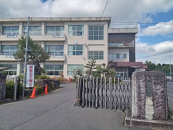 菰野中学校まで1900ｍです。