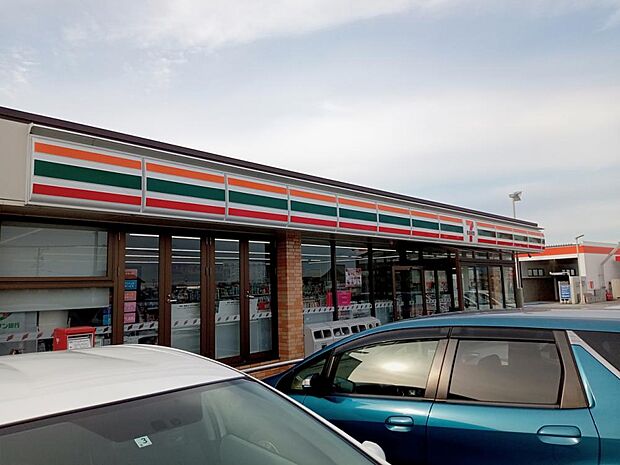 セブンイレブン菰野町田口新田店まで3.2ｋｍ（車6分）　ガソリンスタンドに併設しているので、普段使いにも便利ですね。