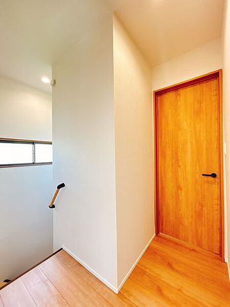 【リフォーム済み/2階廊下】床はフローリング、壁と天井はクロスで仕上げました。