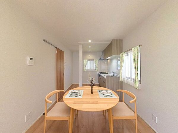 【リフォーム済み/LDK】CG合成で家具を配置したイメージです。床はフローリング、壁と天井はクロスで仕上げました。南側の窓なので、太陽の光が差し込んで明るい一室となります。