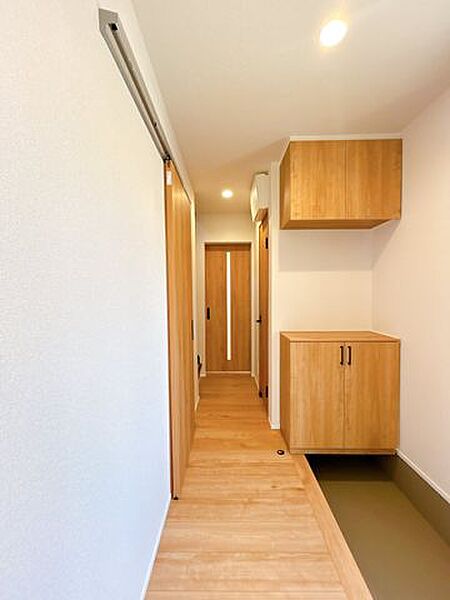 【リフォーム済み/1階廊下】床はフローリング、壁と天井はクロスで仕上げました。