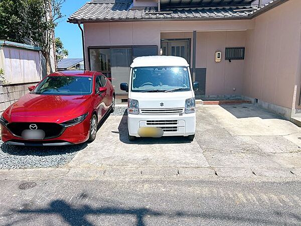 【リフォーム済み/駐車場】並列3台駐車可能です。