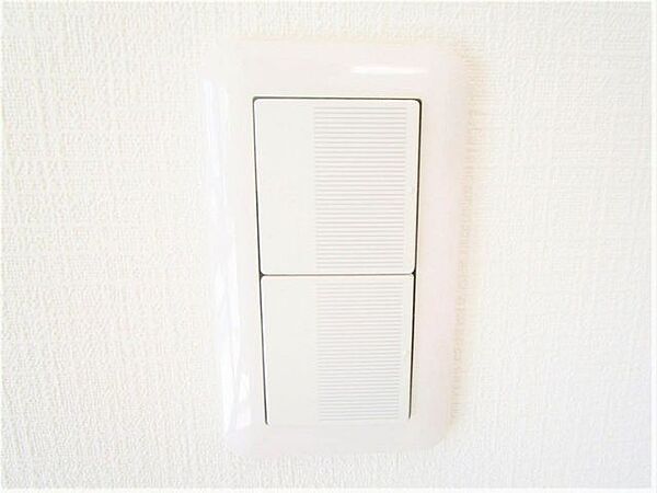 照明スイッチはワイドタイプに交換予定です。毎日手に触れる部分なので気になりますよね。新品できれいですし、見た目もオシャレで押しやすいです。