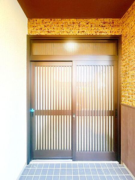 【リフォーム済み/玄関】玄関扉の交換、モニター付きインターホンの設置を行います。