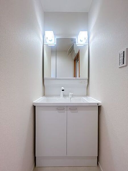 【リフォーム済み/洗面台】洗面化粧台は三面鏡タイプを採用しました。朝の支度がしやすく、見た目もすっきりします。