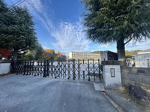 アオキスーパー 伊賀店 甲山中学校まで約1.3ｋｍ(徒歩17分)です。 220m