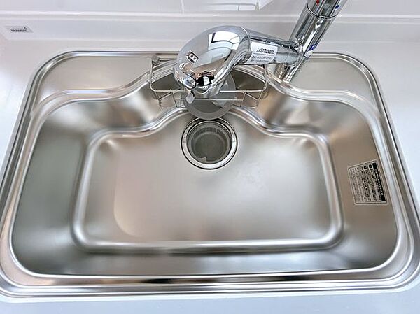 【リフォーム済み・シンク】シンクは幅約74cmと、食器や鍋等まとめて洗えるサイズ感です。