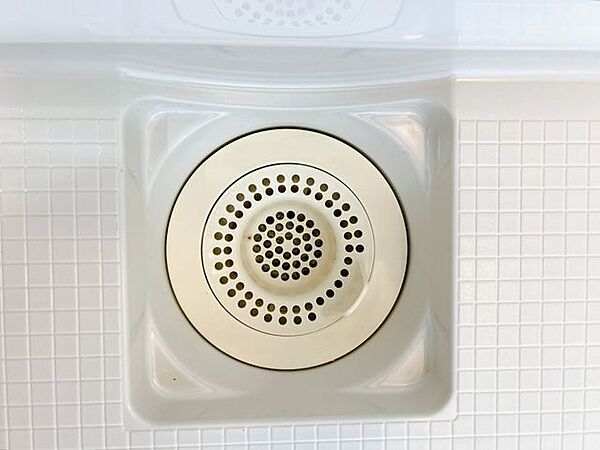 【リフォーム済み・浴室排水溝】浴室の排水溝は髪の毛等がまとまりやすい構造になっており、お掃除の負担が軽減されます。