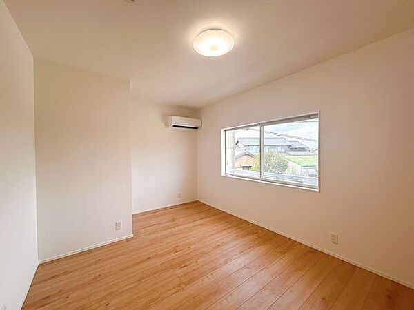 【リフォーム後/2階洋室5.5帖】床はフローリング、壁と天井はクロスで仕上げました。