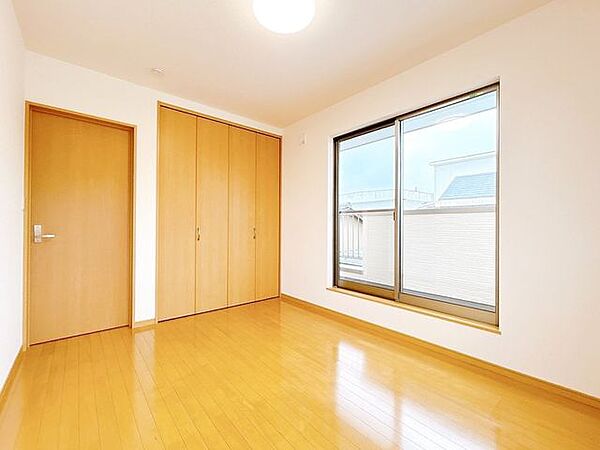 【リフォーム済み/2階洋室（1）6帖】クロス貼り替え、照明交換を行いました。