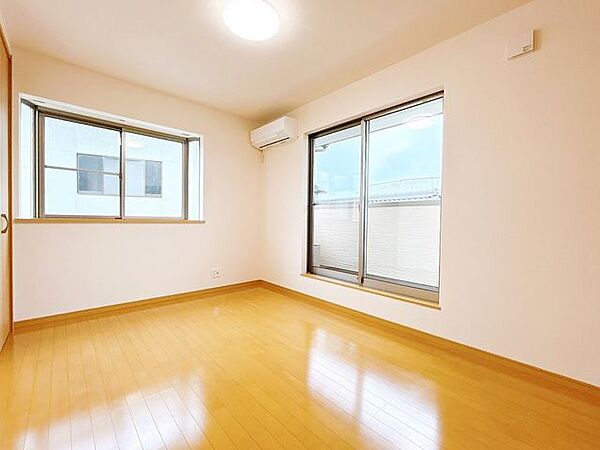 【リフォーム済み/2階洋室（2）6帖】クロス貼り替え、照明交換を行いました。