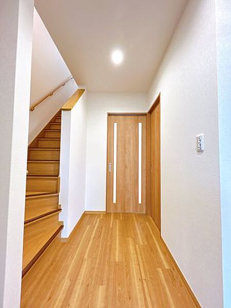【リフォーム済み/1階廊下】クロス貼り替え、フロアタイル上張りを行いました。