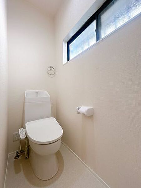 【トイレ】トイレは温水洗浄機能付きに新品交換しました。キズや汚れが付きにくい加工が施してあるのでお手入れが簡単です。直接肌に触れるトイレは新品が嬉しいですよね。