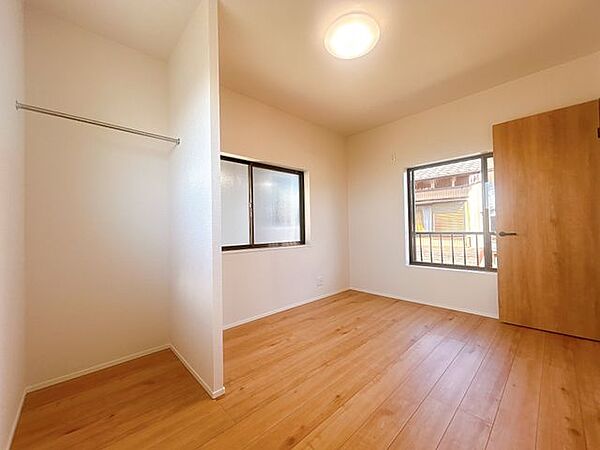 【リフォーム後/2階東側6帖洋室】床はフローリング、壁と天井はクロスで仕上げました。