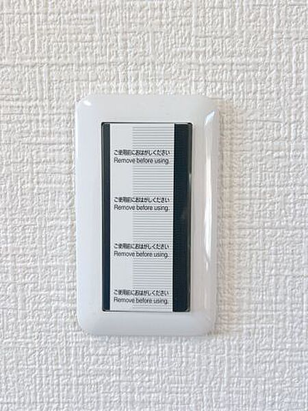 【スイッチ】照明スイッチはワイドタイプに交換しました。毎日手に触れる部分なので気になりますよね。新品できれいですし、見た目もオシャレで押しやすいです。