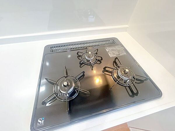 【コンロ】新品交換のキッチンは3口コンロで同時調理が可能。お手入れ簡単なコンロなのでうっかり吹きこぼしてもお掃除ラクラクです。