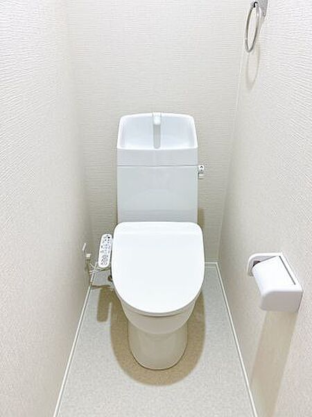 【リフォーム済み／トイレ】便器・便座は新品交換しました。温水洗浄機能、暖房便座付きでいつでも快適です。