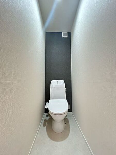 【リフォーム済み/トイレ】毎日使用するトイレ洗浄便座付きトイレに新品交換しました。クロスやフロアの張替を一緒にすることで清潔感のある空間に。直接肌に触れる部分は新品がいいですね。