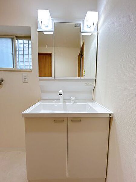 【リフォーム済み/洗面所】洗面化粧台はハウステック製の新品に交換しました。三面鏡の裏側はすべて収納になっています。洗面ボウルは底が平らなので、つけ置き洗いなどの家事でも活躍します。