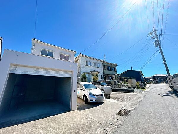 【リフォーム済み/外観】並列二台駐車可能です。外壁塗装と車庫は高圧洗浄して塗装を行い、見違えるほどきれいになりました。