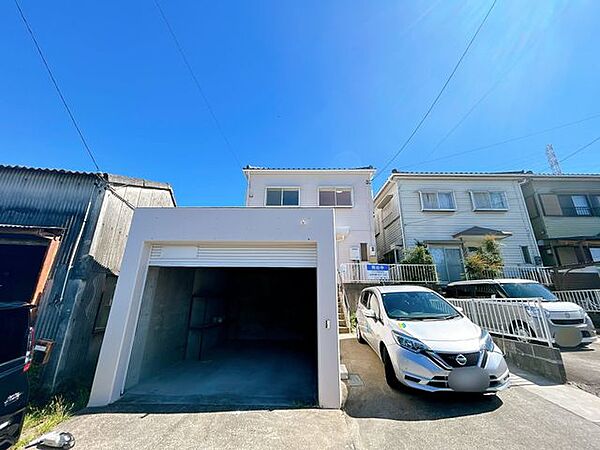 【リフォーム済み/駐車場】車庫は高圧洗浄と外壁と同じ色で塗装を行いました。