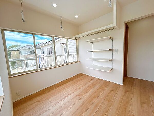 【リフォーム済み/2階洋室4.5帖→洗濯部屋】こちらが洗濯部屋に生まれ変わるお部屋です。窓も二面にあるので明るい場所で家事を進めることができて嬉しいですね。