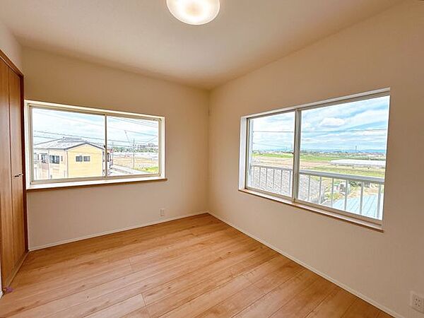 【リフォーム済み/2階北東6帖洋室】照明は撤去して、大壁仕上を行いました。床はフローリング、壁と天井はクロスで仕上げました。