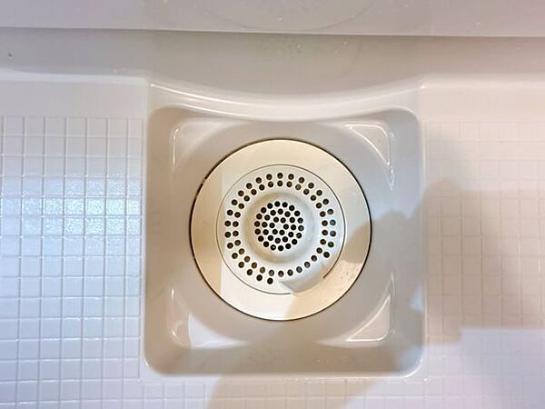 【リフォーム済み/排水口】新品交換したユニットバスの排水口は、流れる水の力だけで髪の毛をキレイにまとめてくれ、簡単に捨てられるのでお掃除がラクにできます。