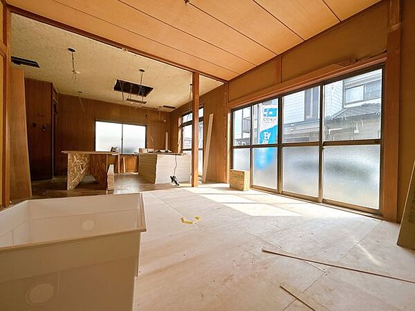 【RF前和室→LDK別角度】クロスの張替え・フローリングの上張り施工を行い、キッチンは新品交換いたします。