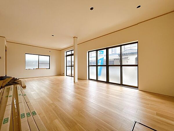 【リフォーム中/LDK】(9/27撮影)別角度。クロスの張替え・フローリングの上張り施工を行い、キッチンは新品交換いたします。