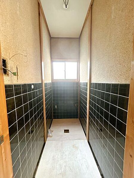 【RF前1階トイレ】トイレは新品のものに交換します。またクロスの張替えやクッションフロアの張替えも行います。