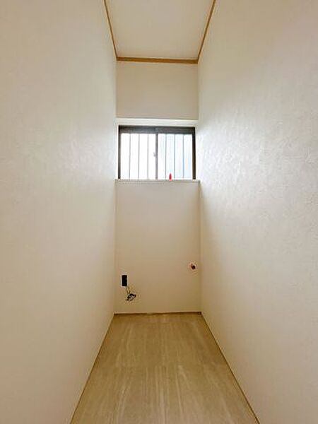 【リフォーム中/1階トイレ】(9/27撮影)トイレは新品のものに交換します。またクロスの張替えやクッションフロアの張替えも行います。