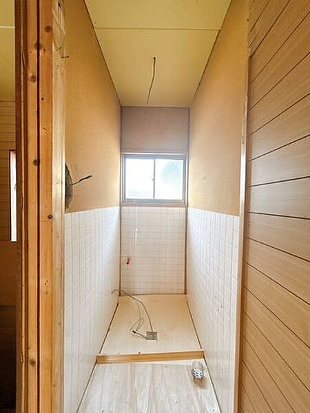 【RF前2階トイレ】1階トイレと同時にトイレは新品のものに交換し、クロスの張替えやクッションフロアの張替えを行います。