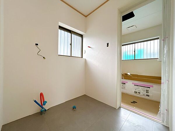 【リフォーム中/洗面】(9/27撮影)洗面台も新しいものに交換します。またクッションフロアやクロスの張替えを行います。
